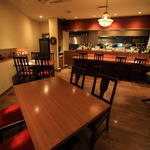 ラ・ヴェーナ・デル・レンニョ - カウンター4席、テーブル席10席となっており、厨房からはお客様の食べるペースが見渡せるようテーブルを壁側のみに設置