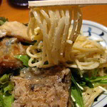 日替りランチ700円：サービス惣菜サラダ。