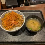 吉野家 虎ノ門店 - 牛丼 ランチセット   (ミニサラダかみそ汁のどちらか)