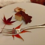 Intuition Seto-Umi - ブルーチーズのベイクドチーズケーキ、八角風味のモミの木型ビスケット、コンフィ
                                