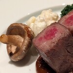 西銀 ぼたん - あか牛のグリル。このサイズ感は罪。