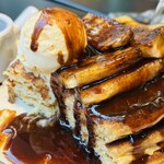 ロイヤルガーデンカフェ&タバーン - 全粒粉のパンケーキ　トフィーソース、バナナとバニラアイス添え