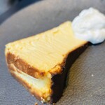 ロイヤルガーデンカフェ&タバーン - バスクチーズケーキ　ホイップクリームとトリュフ塩