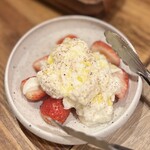 ビストロ パンダ - ◯イチゴとブッラータチーズのカプレーゼ
…そのまま食べても甘〜いイチゴに…
ブッラータチーズとオリーブオイル＆塩胡椒を
振りかけた一品。