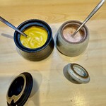 丸一 - 辛子とお塩。しかし何も付けなくとも、とても美味しい。