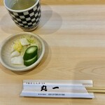 丸一 - 最初に熱いほうじ茶とお新香が出てきます。
