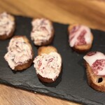 ビストロ パンダ - ◎アミューズ
◯ドライフルーツとラム酒風味のクリームチーズのバケット。
ノンアルの２人には、ラム酒なしのクリームチーズ＆生ハムで提供。