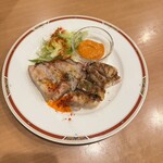 タパスランド ソレイユ - 鹿児島県産薩摩雅鶏のグリルハーブ塩
                                日高四元 神威豚のグリル モホピコンソース（ピリ辛スパイシーソース）