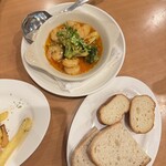 タパスランド ソレイユ - 海老とブロッコリーのアヒージョ
                                三種類のパン