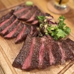 ビストロ パンダ - 炭の中に葡萄の枝をくべて焼き上げる…フレンチバーベキュー♪
絶妙な火入れで…柔らかな赤身肉♡(*´-`)
あっさりしていながら…肉本来の旨みを感じます♡