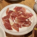 ビストロ パンダ - ◎秋田県産生ハム
…こちらはシェフの出身地・秋田の
保存料・添加物を一切使用しない生ハム。
原木のまま仕入れているそうで…
オーダーしてから削ぎ落として提供されるのが良き(*´-`)♡