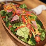ビストロ パンダ - ◎パンダサラダ
カラフルでたっぷりのお野菜に
みんなで“わぁキャー♡”しながらとりわけ…
自家製のドレッシングでいただきます♡(*´ω｀*)