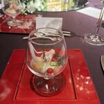 東京ステーションホテル ウエディング - Prélude
      帆立、ずわい蟹、野菜の豆乳ムース、スモークオイル、祝宴のグラス