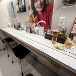 麺屋酒場 - 店内カウンター