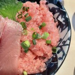 角常食堂 - 豊後のぶりとネギトロ丼（アップ②）
