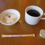 Honkon Tei - セルフサービスで、コーヒーと杏仁豆腐それぞれ1杯付き。