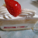 DWARF - イチゴのショートケーキ３５０円、ご存じケーキの女王、定番中の定番のフワフワケーキです