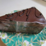 DWARF - ビオラ３４０円、濃厚なチョコレートを使ったケーキ、しっかりとした歯ごたえがありますよ。
                      
                      