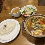 グリル＆洋食　アガペ - 土鍋月見チーズハンバーグセットの全貌٩( ᐛ )و