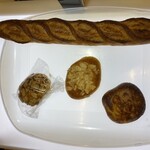 ブーランジェリー セイジアサクラ - 右のが焼きチーズカレーパン