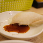 名前のない寿司屋 - 淡白ながらさっぱりとした旨味を広げて食べ心地をも生む。