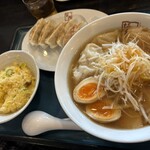 喜多方ラーメン 坂内 - 料理写真:喜多方ラーメン全部のせ、餃子半チャーハンセット