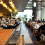 Balcony by 6th - 明るい店内 休日朝のにぎわい