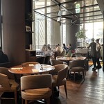 Balcony by 6th - テーブル席　開放的な空間