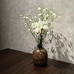 瀬戸内味覚処 芸州 本店 - テーブル横のお花です。