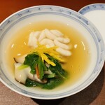馳走 啐啄一十  - 【写真①】鱈の白子(佐渡)、羅臼昆布と鰹節の出汁、春菊(金沢)と椎茸(天恵菇、徳島)