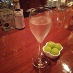 Bar 高橋 - 泡とシャインマスカット　葡萄は少佐殿が執務前に黒門市場で買い求めたもので在ります