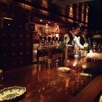 バックバーの引き出しには２００種類のジンが・・・