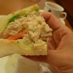 ツナと野菜。具が多くて、あふれ出ます