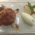 ビストロ　アギャット - ラフランスとアーモンドクリームのパイ仕立て　キャラメルソースとバニラアイスクリームと共に