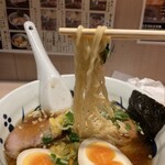 浅草名代らーめん 与ろゐ屋 - スープと絡む、中細ちぢれ麺。