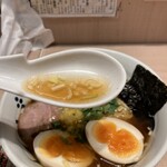 浅草名代らーめん 与ろゐ屋 - スッキリ飲みやすいスープ。