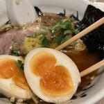 浅草名代らーめん 与ろゐ屋 - 珍しい黄身が二つの玉子が入ります。数量限定ですが。
