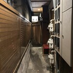 源氏 - 奥にほのかな灯りと縄暖簾が見えます