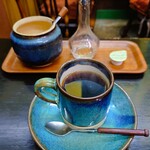 カフェハイチ - 料理③ 鮮やかな空色のカップに入ったコーヒーはラム酒を挿し、すっと広がる華やかな香りを楽しみます。