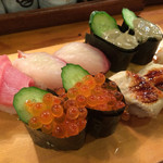 海鮮問屋 吾作どん - 中とろ1貫(￥350)・あなご2貫(￥300)・いくら2貫(￥300)・しまあじ2貫(￥250)・かにみそ2貫(￥300)