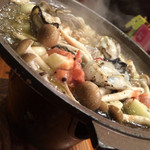 海鮮問屋 吾作どん - かきと茸のにんにくオイル煮(￥880)