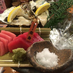 海鮮問屋 吾作どん - 生かき2ヶ(￥780)→会員価格(￥730)・近大まぐろ中とろ(￥980)・近大まぐろ赤身(￥680)
