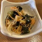 Yatai Zushi Tenri Eki Mae Cho - ピンボケしてる。もやし人参わかめの中華風酢の物