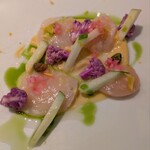 ラ・ボンヌターブル - ホタテと付け合わせを絶品ソースで。キュウリに見えるのはリンゴです