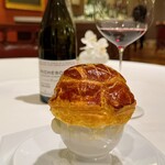 メゾン ポール・ボキューズ - 黒トリュフのスープ エリゼ宮にて
      1975年、ヴァレリー・ジスカール・デスタン大統領に捧ぐ