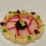 メゾン ポール・ボキューズ - 寒ブリのモザイク ジャガイモのクレームと”ガルヴィシウス社”のオンエトラ キャヴィア