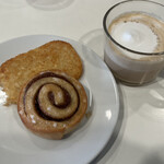 イケア・レストラン 横浜店 - モーニングＡセット100円(シナモンロールとハッシュドポテト)