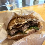 BurgerPOLICE - 口の中に広がる♡
      和牛のパティ♡と鰹節♡の旨み♡
      のマリアージュ♡