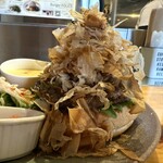 BurgerPOLICE - 春日部の名産品♡
      桐箪笥を作るとき、カンナで削り出る、桐の木肌の衣の様な木片を、鰹節を極薄に削り表現♡