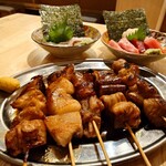 三軒茶屋もつ焼てけ八 - ガツ(タレ)、中トロ小爆弾ホルモン(タレ)、大トロ爆弾ホルモン(タレ)、テッポウ(タレ)、止まらんシロ(タレ)、皮まで旨すぎ！活き〆真鯛刺し、仲卸・磯崎目利き！生本鮪刺し